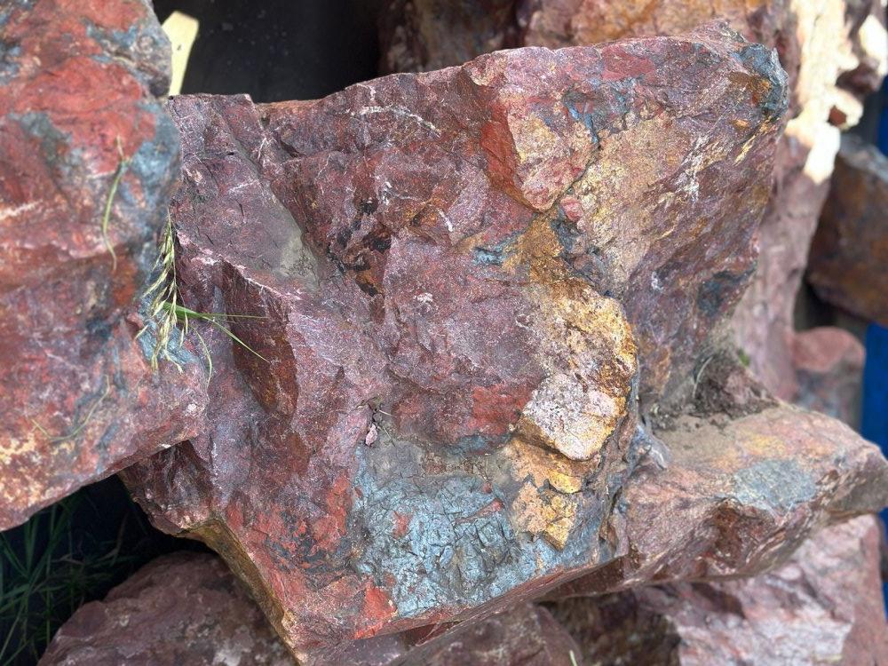 Камни для ландшафтного дизайна красно-фиолетовые 10-60 килограмм купить в Верхней Салде