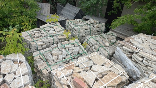 Плитняк галтованный гранитный для ландшафтного дизайна купить в Верхней Салде