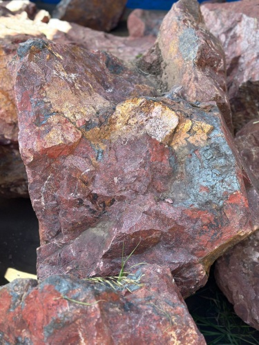 Камни для ландшафтного дизайна красно-фиолетовые 10-60 килограмм купить в Верхней Салде