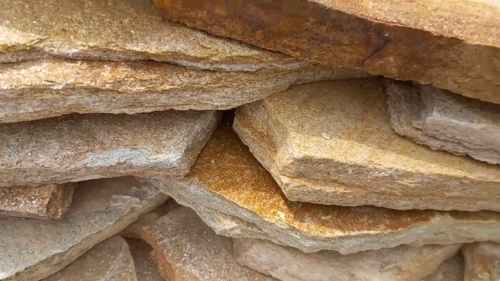 Плитняк златолит жёлтый золотистый для отмостки купить в Верхней Салде