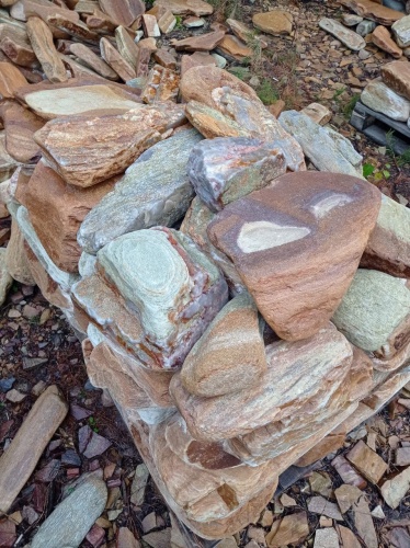 Златолит жёлтый, жёлто-зелёный глыбки и валуны для ланшафтного дизайна купить в Верхней Салде