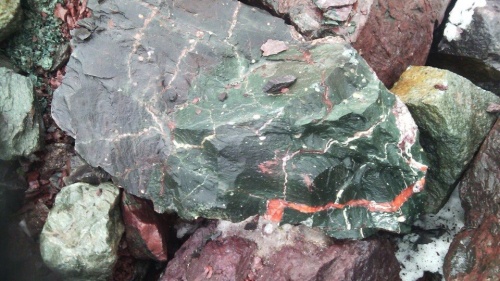 Гигантские зелёные валуны для ландшафтного дизайна весом более 5 тонн купить в Верхней Салде