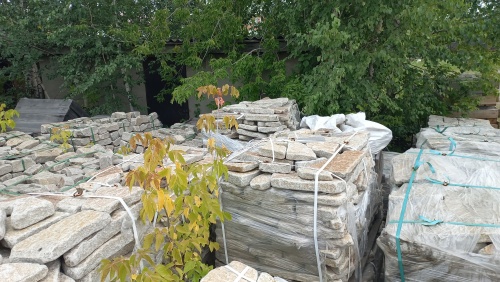 Плитняк галтованный гранитный для ландшафтного дизайна купить в Верхней Салде