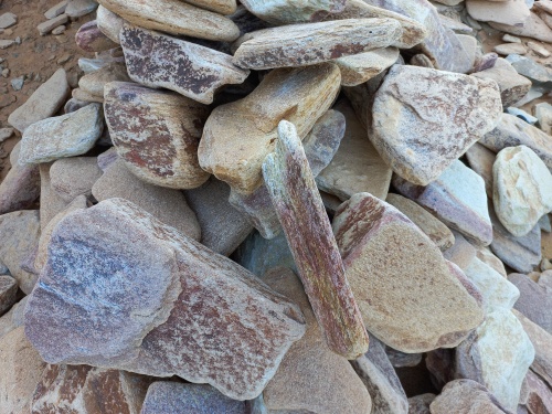 Златолит жёлтый, жёлто-зелёный глыбки и валуны для ланшафтного дизайна купить в Верхней Салде