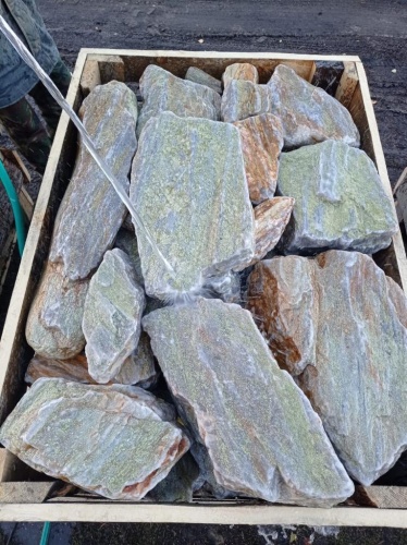 Златолит жёлтый, жёлто-зелёный глыбки и валуны для ланшафтного дизайна купить в Верхней Салде