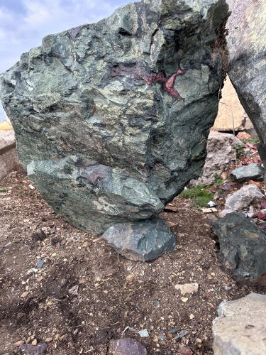 Гигантские зелёные валуны для ландшафтного дизайна весом более 5 тонн купить в Верхней Салде