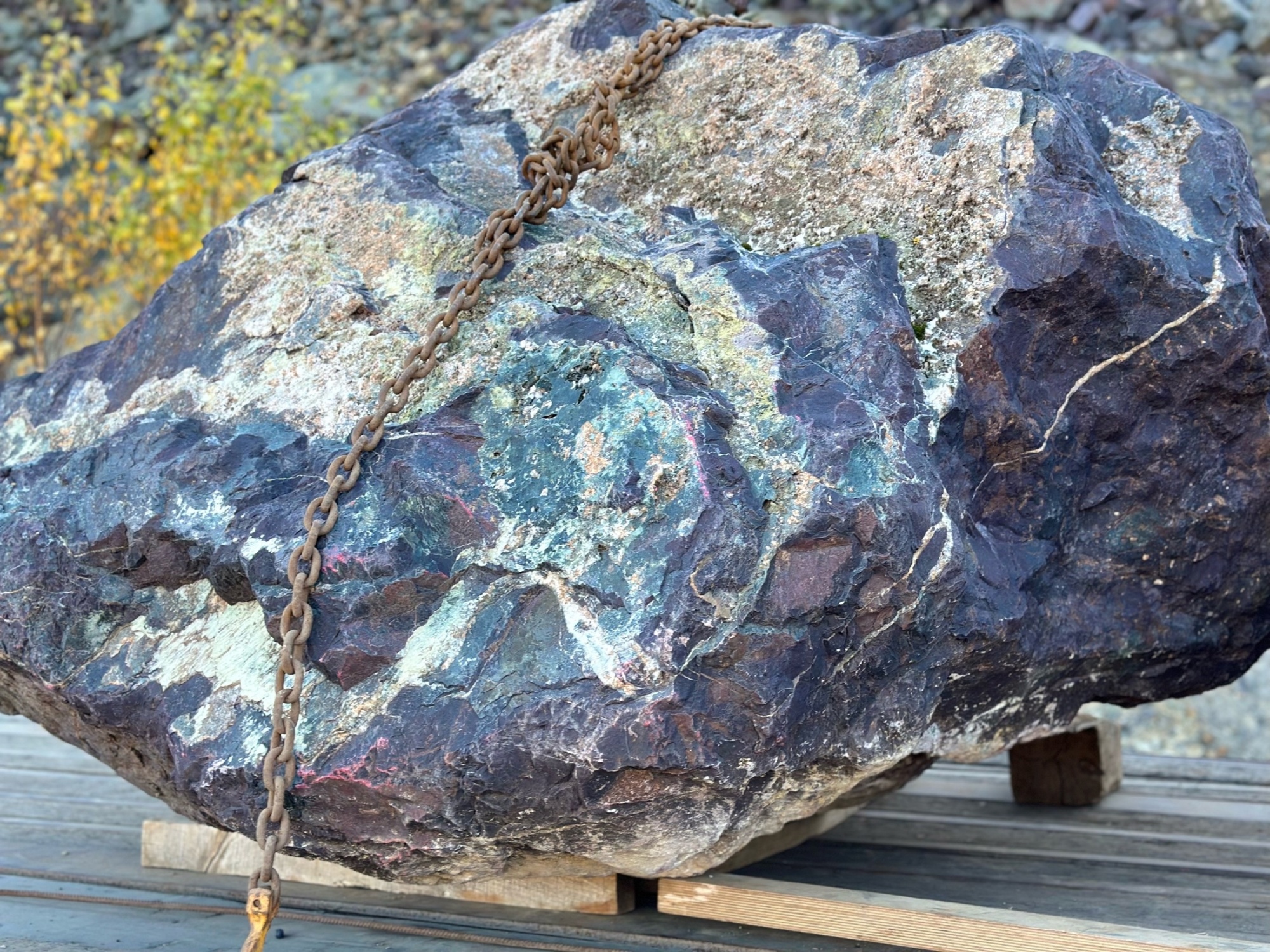 Огромные красно-фиолетовые валуны для ландшафтного дизайна весом более 5 тонн купить в Верхней Салде