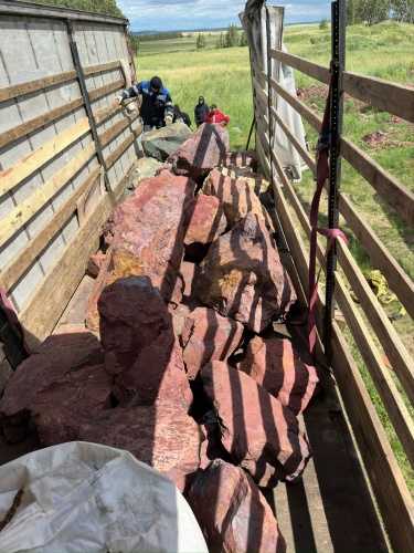 Ландшафтные глыбы красно-фиолетовые 200-1000 килограмм купить в Верхней Салде