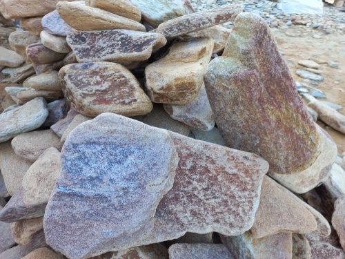 Златолит жёлтый, жёлто-зелёный глыбки и валуны для ланшафтного дизайна купить в Верхней Салде