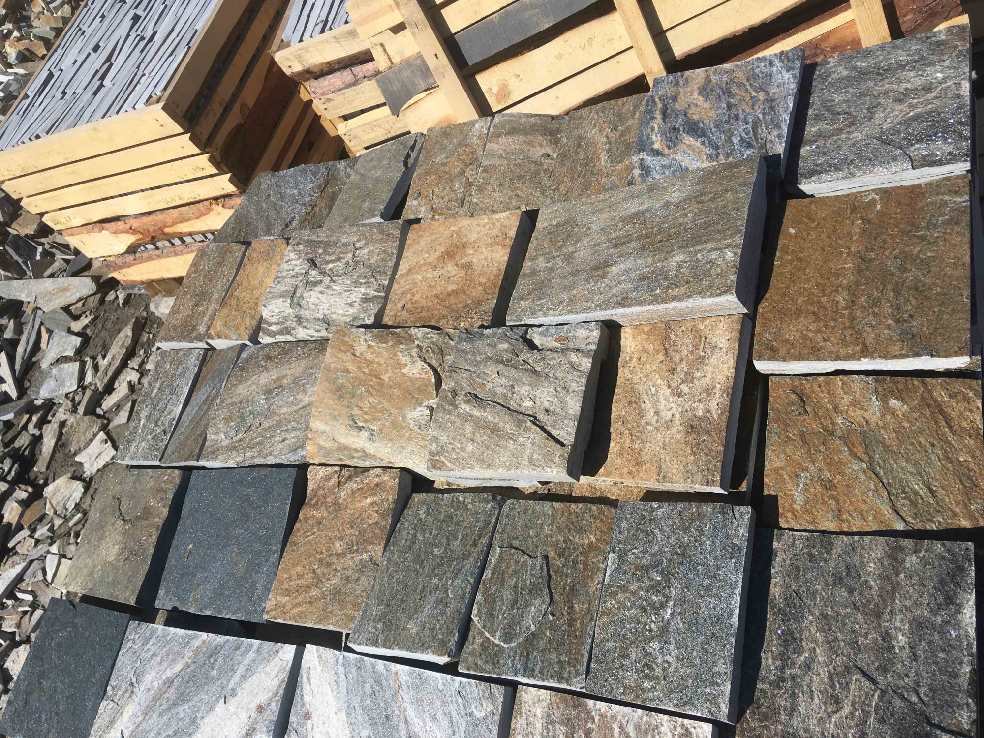 Плитка пилёная златолит Уральский для цоколя, отмостки купить в Верхней Салде