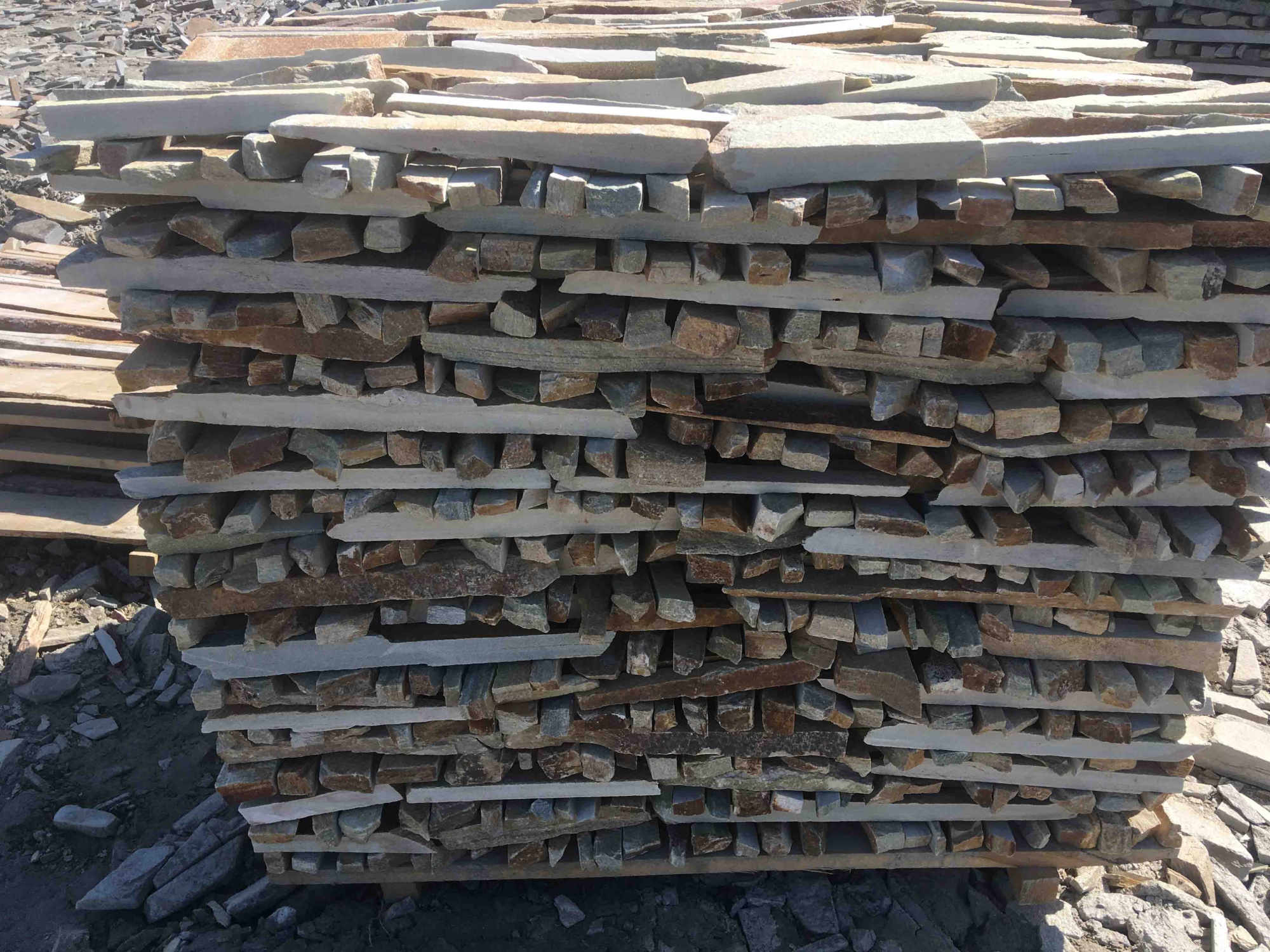 Горбушка златолит золотистый для облицовки купить в Верхней Салде