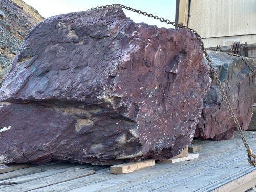 Огромные красно-фиолетовые валуны для ландшафтного дизайна весом более 5 тонн купить в Верхней Салде