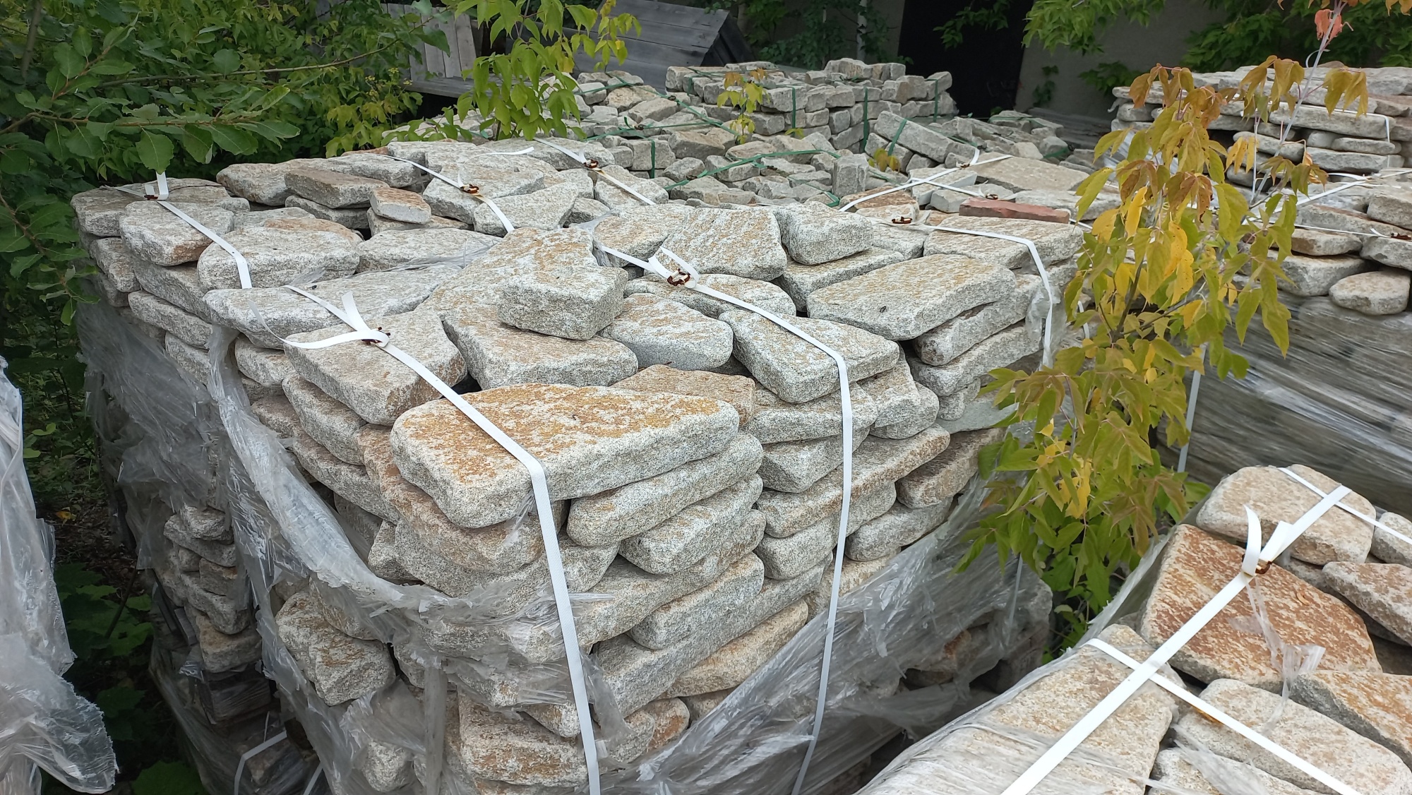 Плитняк галтованный гранитный для ландшафтного дизайна купить в Верхней Салде