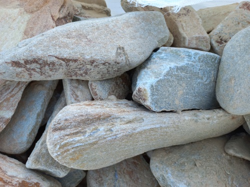 Златолит жёлтый, жёлто-зелёный глыбки и валуны для ланшафтного дизайна купить в Верхней Салде