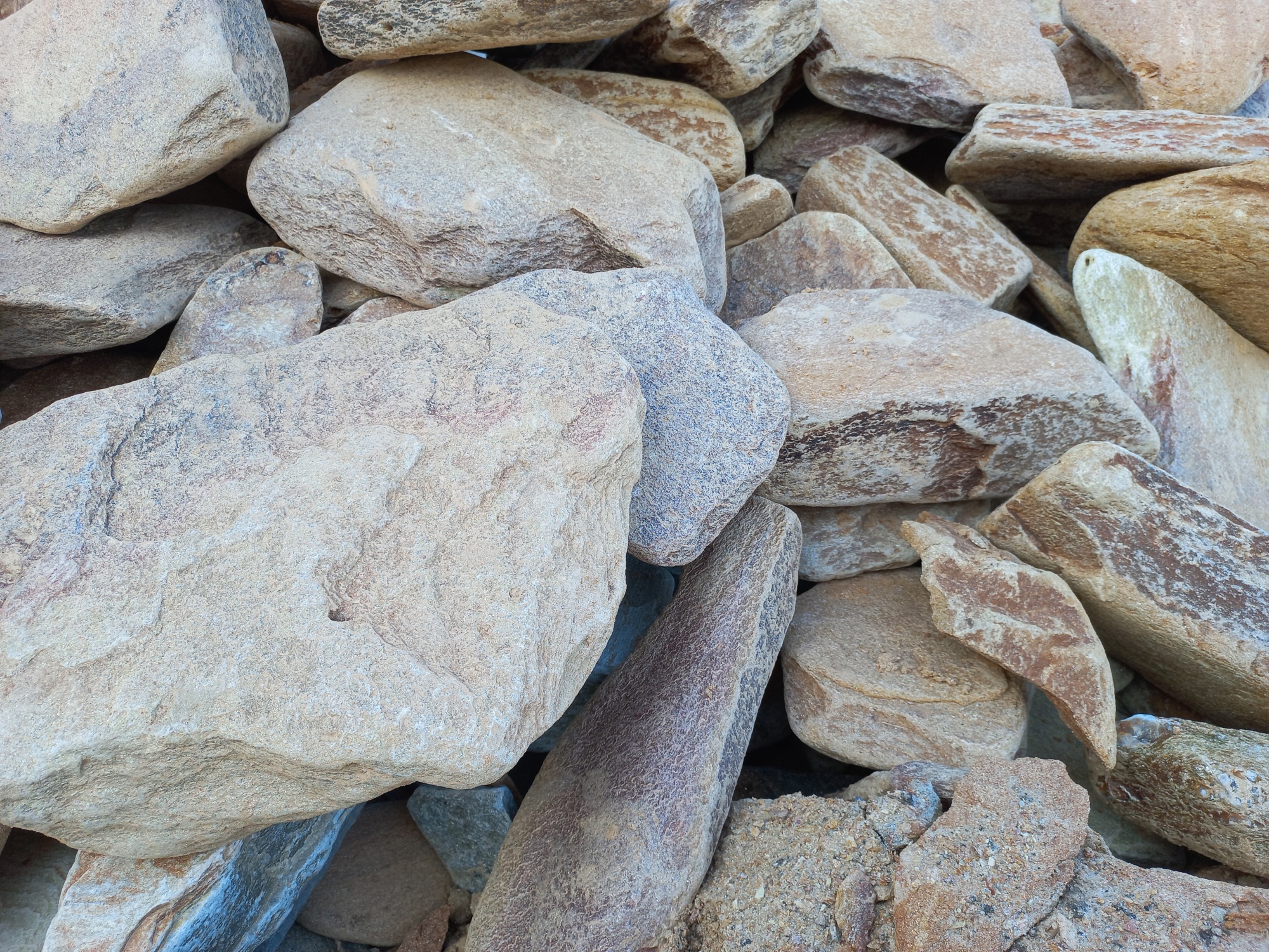 Златолит жёлтый, жёлто-зелёный глыбки и валуны для ланшафтного дизайна купить в Верхней Салде