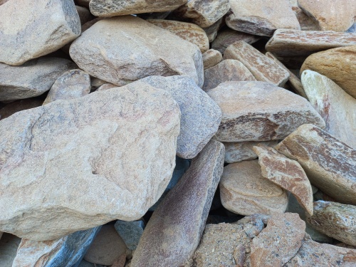 Златолит жёлтый, жёлто-зелёный глыбки и валуны для ланшафтного дизайна купить в Верхней Салде