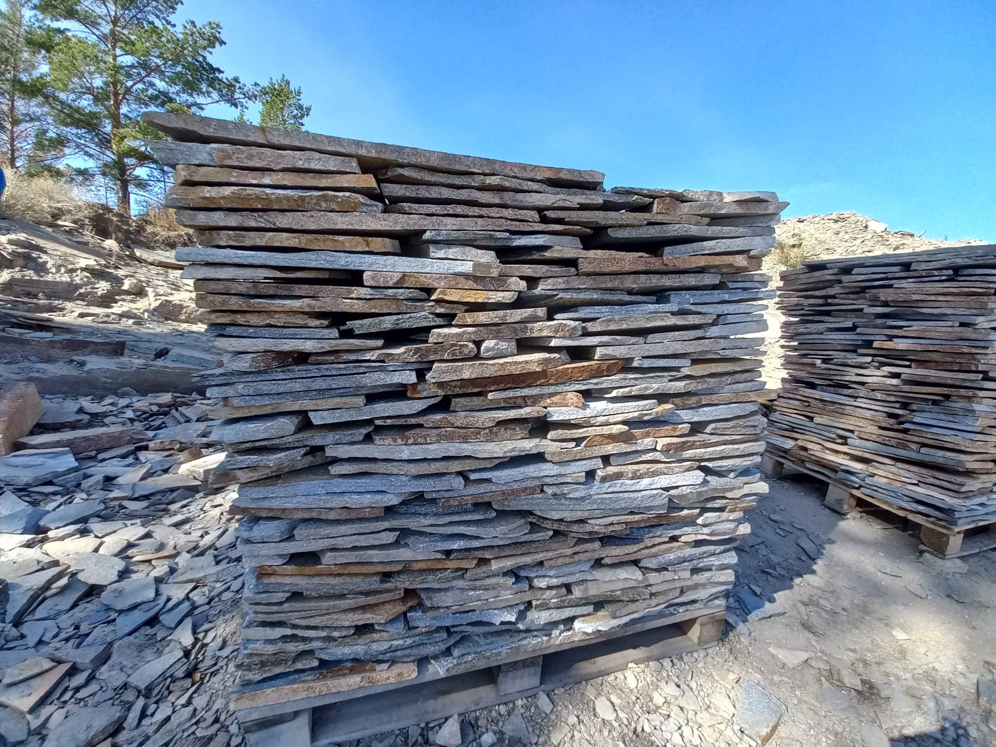 Плитняк златолит серебристый для фасада купить в Верхней Салде