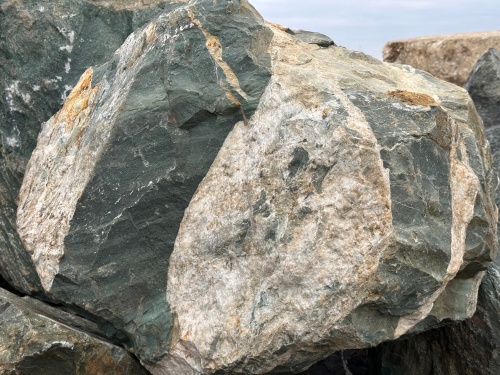 Гигантские зелёные валуны для ландшафтного дизайна весом более 5 тонн купить в Верхней Салде