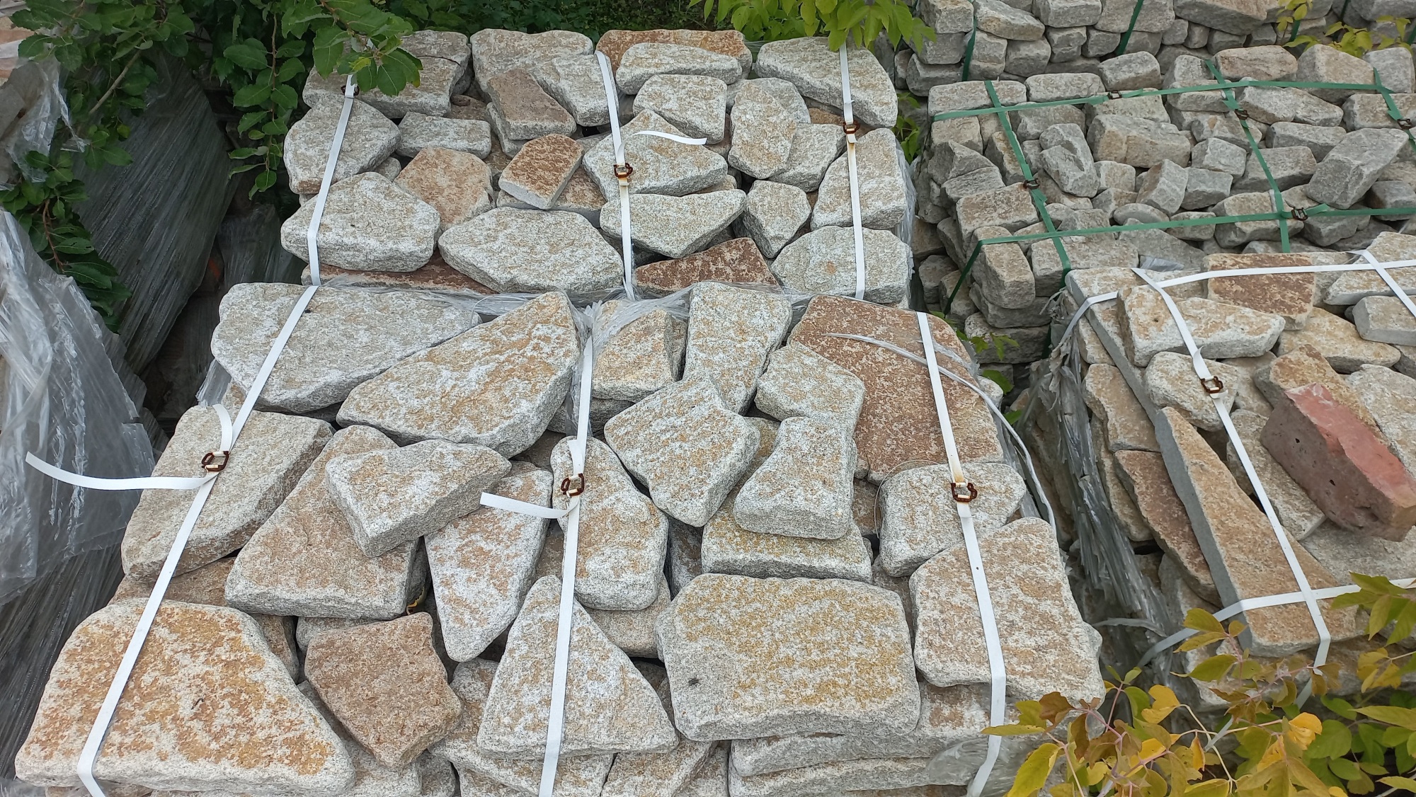 Гранитный плитняк галтованный для мощения купить в Верхней Салде