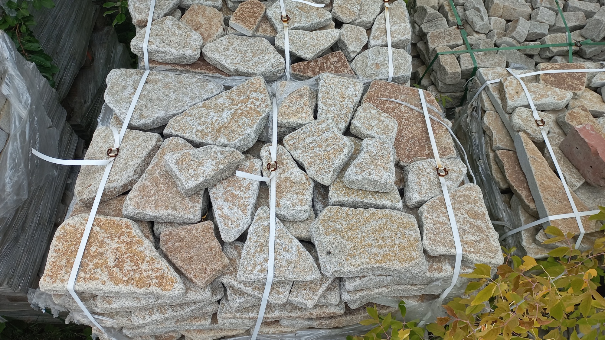 Плитняк галтованный гранитный для ландшафтного дизайна купить в Верхней Салде