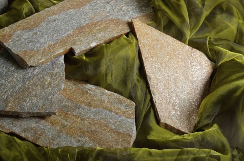 Плитняк златолит Уральский для цоколя, отмостки купить в Верхней Салде