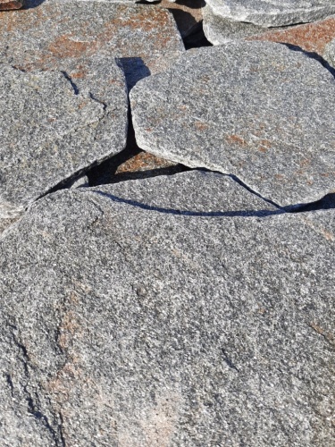 Златолит серебристый галтованный для лестниц купить в Верхней Салде